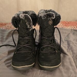 Columbia Quilted Black Ankle Boots with Gray Fur